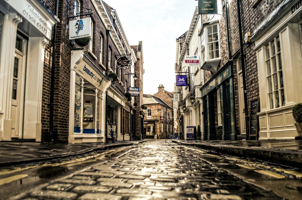 英国威廉王子住所外突发枪响,英国威廉王子住所外突发枪响，事件深度解析